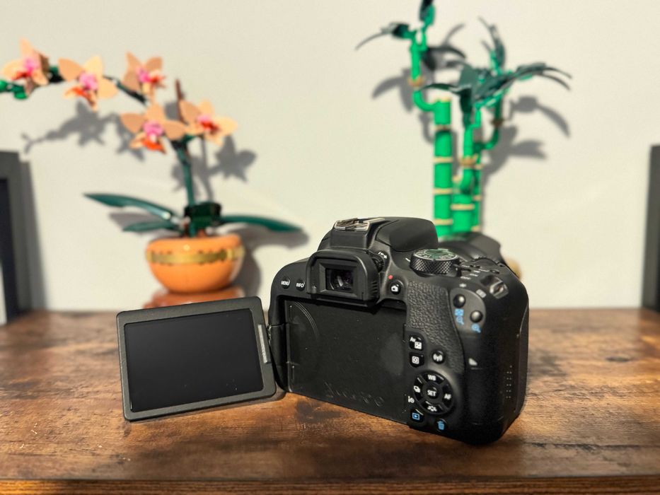 Canon EOS 800D + обектив 18-55mm IS STM