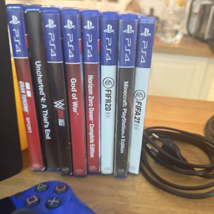 Vand ps4 slim de 1TB MEMORIE 2 manete 8 jocuri