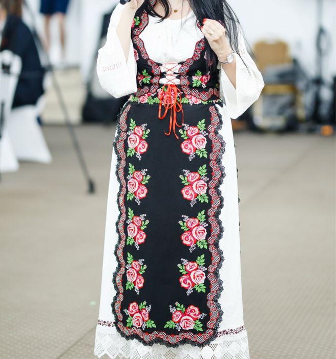 Costum popular stilizat