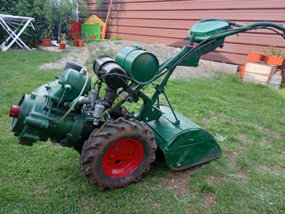 Doua motocultoare unul agria ,altul bcs705.