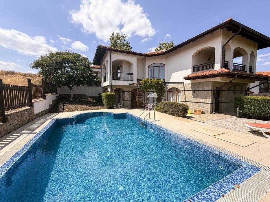 Къща с 3 спални, частен басейн и паркинг | Курорт Винярдс, Ахелой