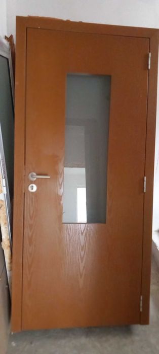 Продавам интериорни врати. 90/200.каси 30 см. 3 бр