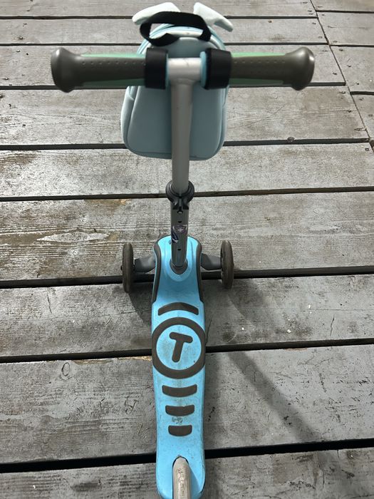 Trotineta cu scaun SmarTrike T1 albastru cu luminite si gentuta