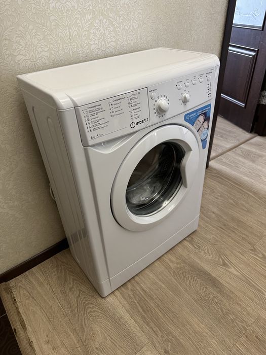Продам стиральную машинку Indesit IWUB4105 CIS белая.