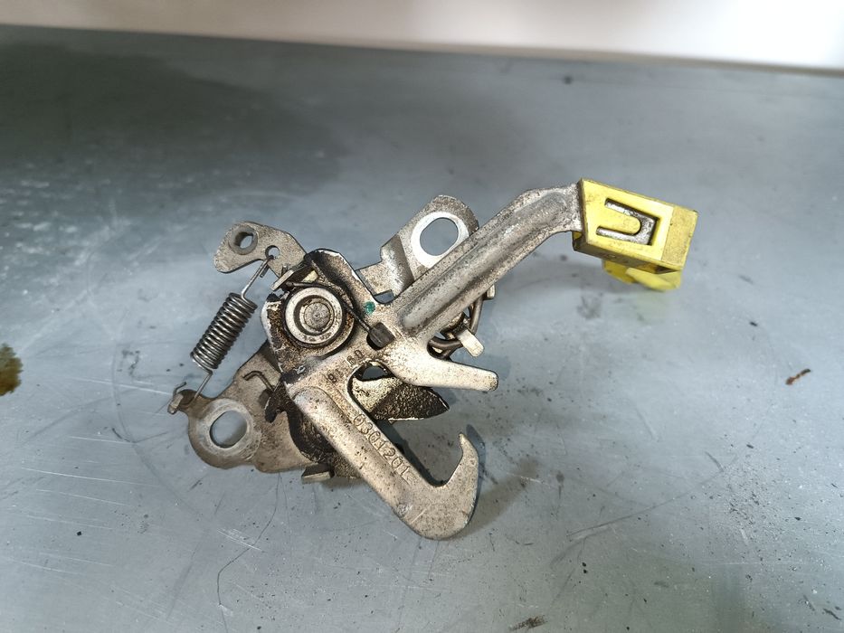 Лостче за преден капак за Citroen C3 Picasso, 2009g.