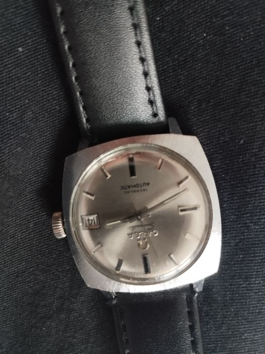 Vând ceas omega mecanic  vechi funcționează în stare perfecta