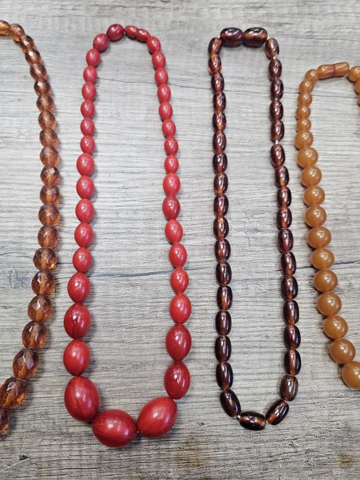 Кехлибарени стари  гердани.