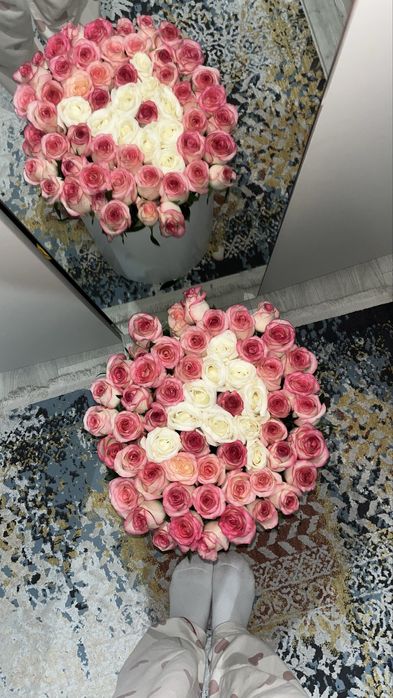 Свежие голландские розы в коробке с надписью «А»