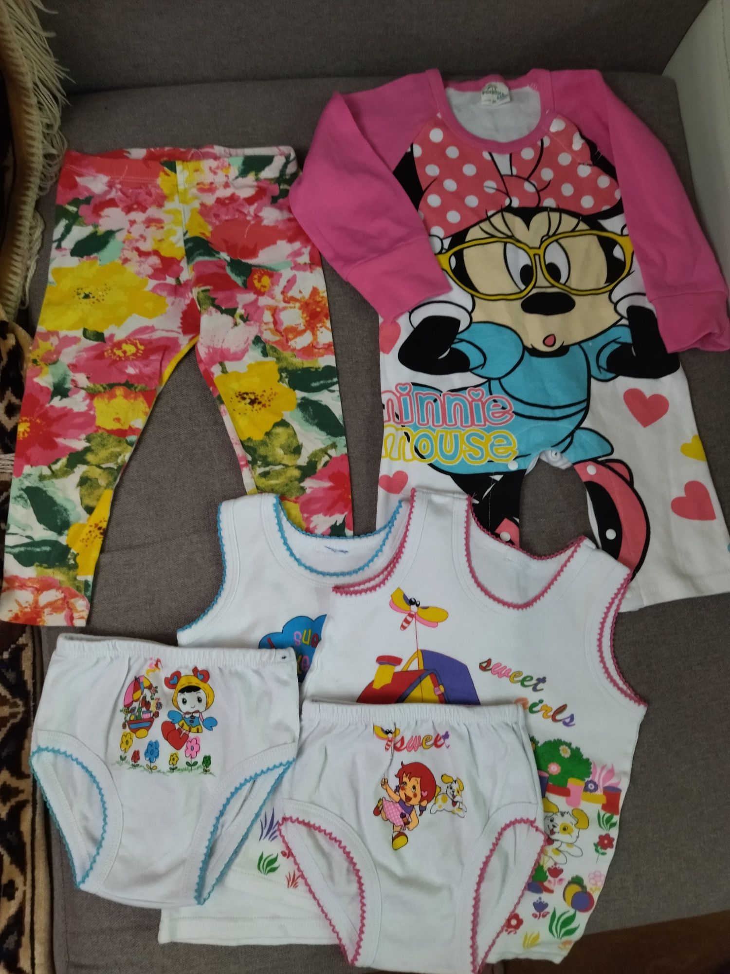 На девочку от 1 - 3 лет