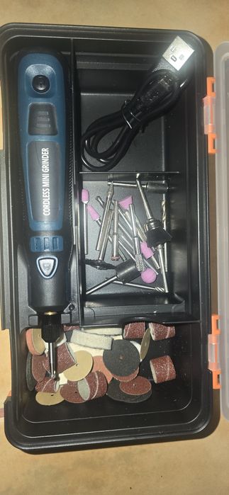 Mini freza cu accesorii si valiza