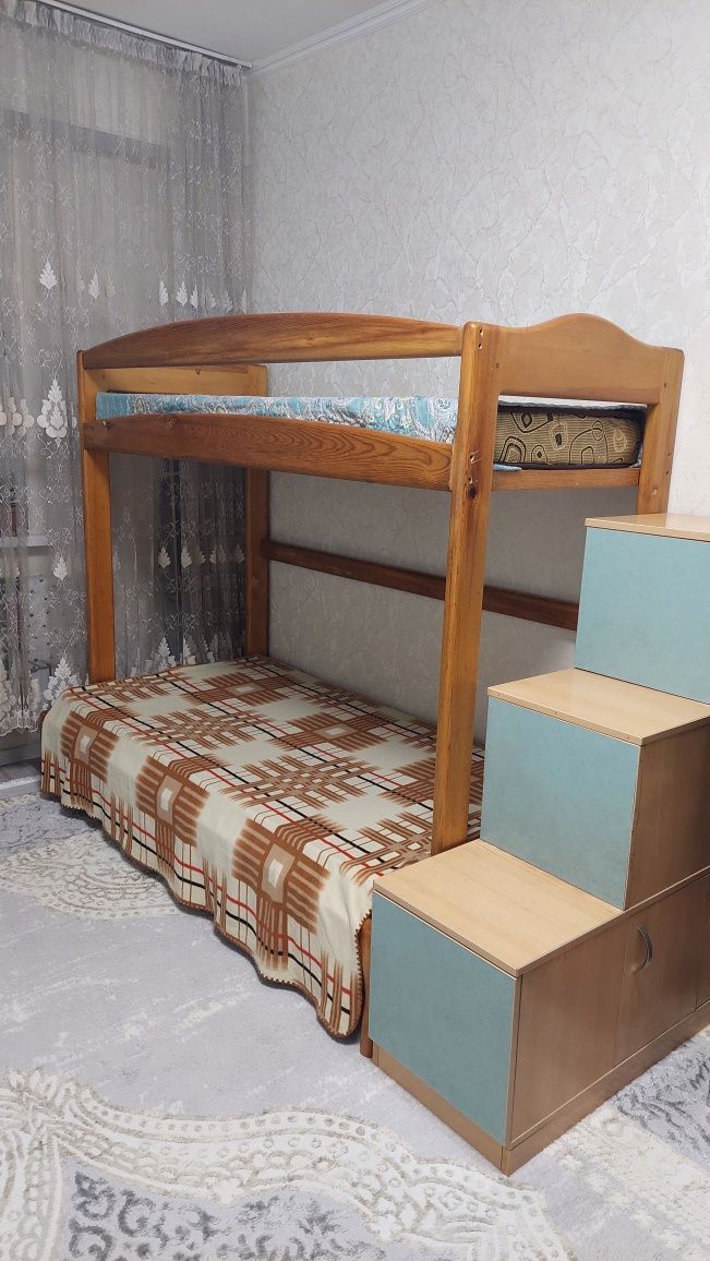 Продам 2 ярусный кроват заказное изделно с матрасом