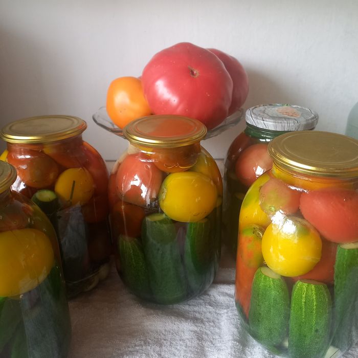 Продам  ассорти-помидоры огурцы