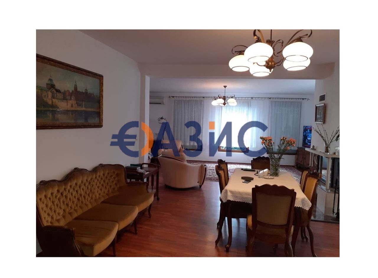 Двуетажна къща с камина и басейн В С. Александрово 260 м2 и двор с
