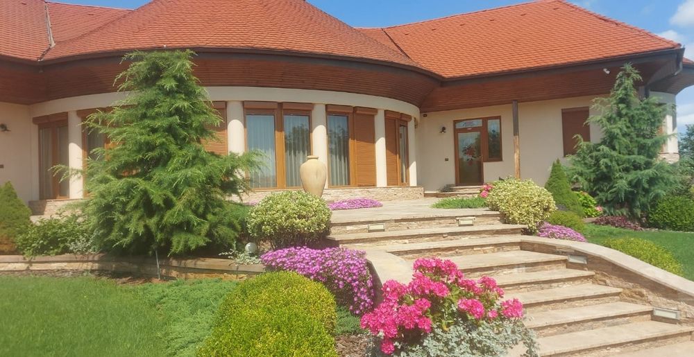 Vilă casa modernă cu teren generos pentru dezvoltare – Aradul Nou