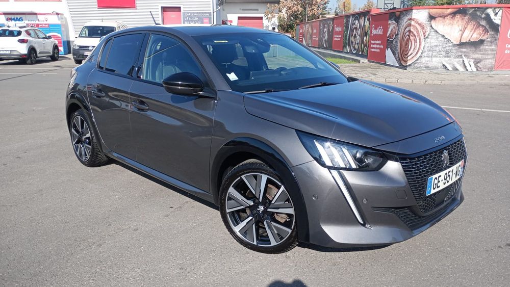 Peugeot 208 GT LINE/ 2022/ 1.5 BlueHdi/ Virtual 3D/ Navi/ Line Asisst/