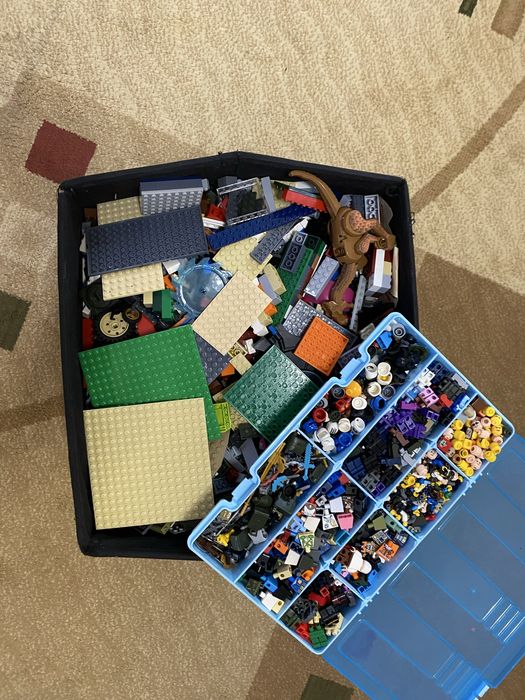 Коробка Лего и лего человечки