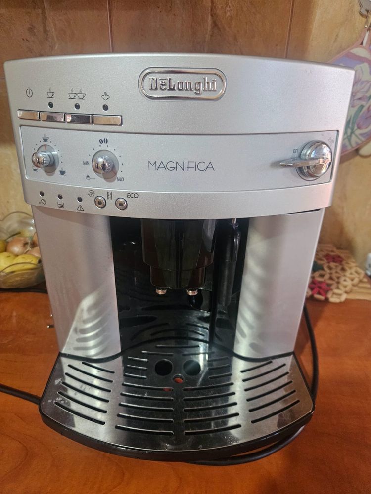 Aparat automat cafea DeLonghi