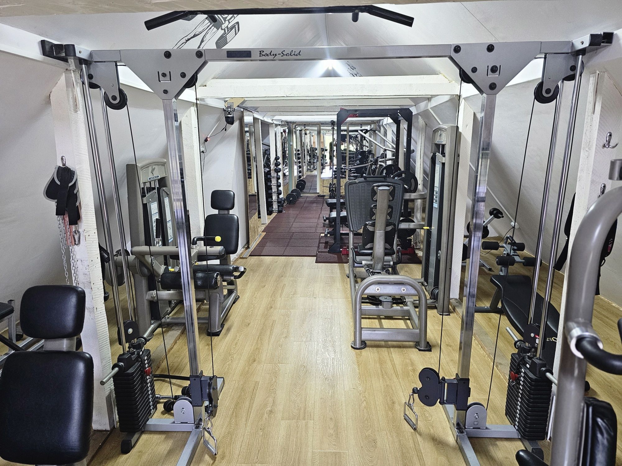 Sală fitness complet echipată