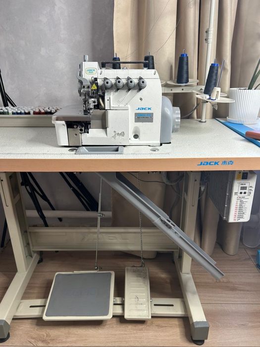 Оверлок Jack в отличном состоянии