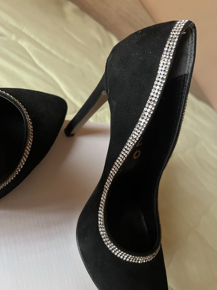 Елегантни обувки с камъни