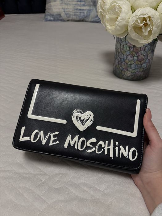 Продавам оригинална чанта Love Moschino.Без скъсвания,без петна.