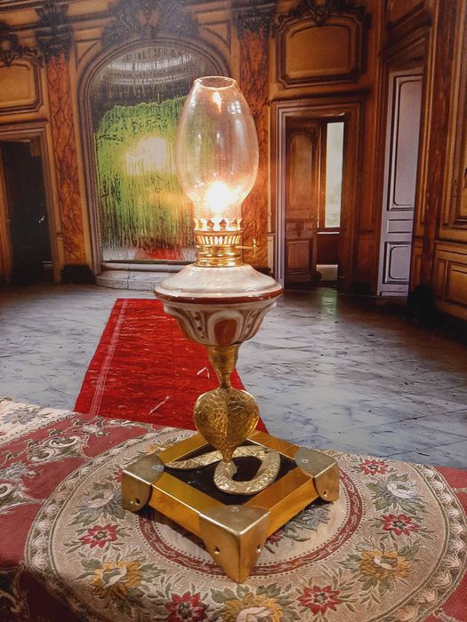 cobra regala , lampa cu petrol