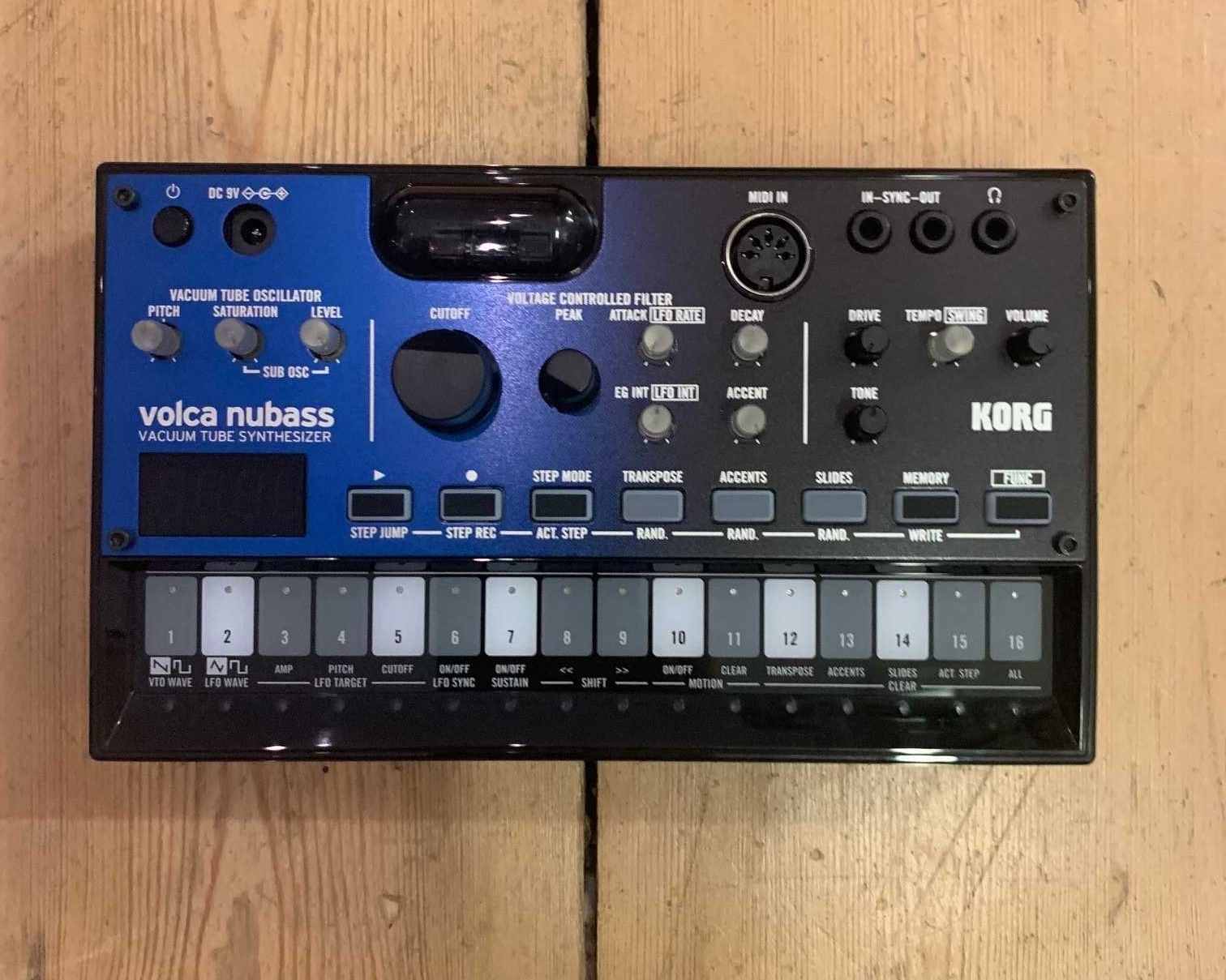 Продается синтезатор Korg Volca Nubass