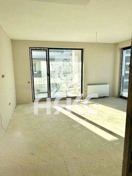 Тристаен апартмент в кв. Хладилника