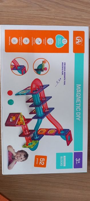 Детска игра с магнитни елементи и топчета