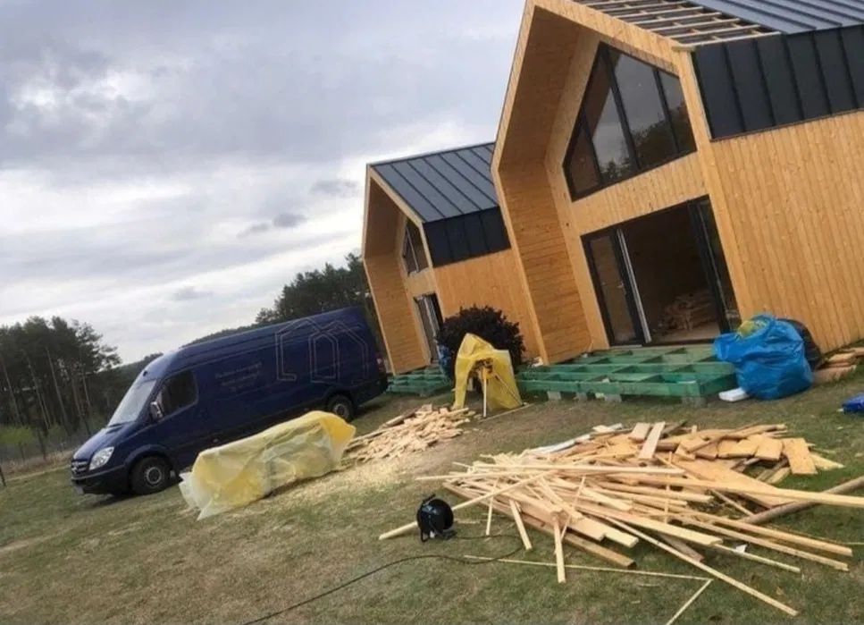 Cabane stil-aframe pe piloni de beton la cheie sau la rosu
