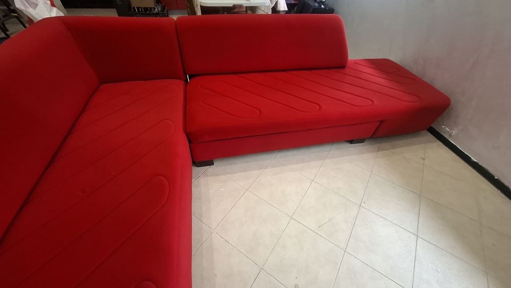 Ъглов червен диван от 2 лежанки