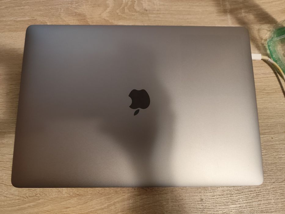 Macbook Pro 15(2019), 16 gRAm, 256 SSD.