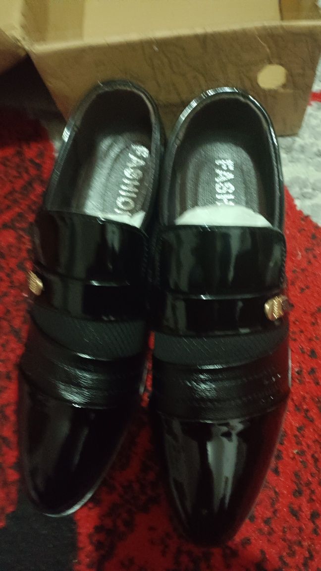 Pantofi piele lac Nr 42 și 45 noi la 150lei perechea