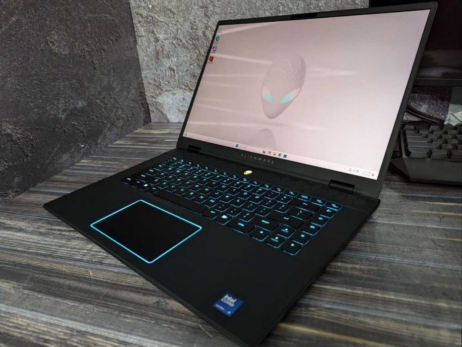 Alienware m16 R2, ultra 9, 4070, 32gb, 1tb