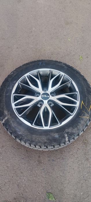 Продам оригинальные диски R 17 Киа с зимней резиной 215/60/17
