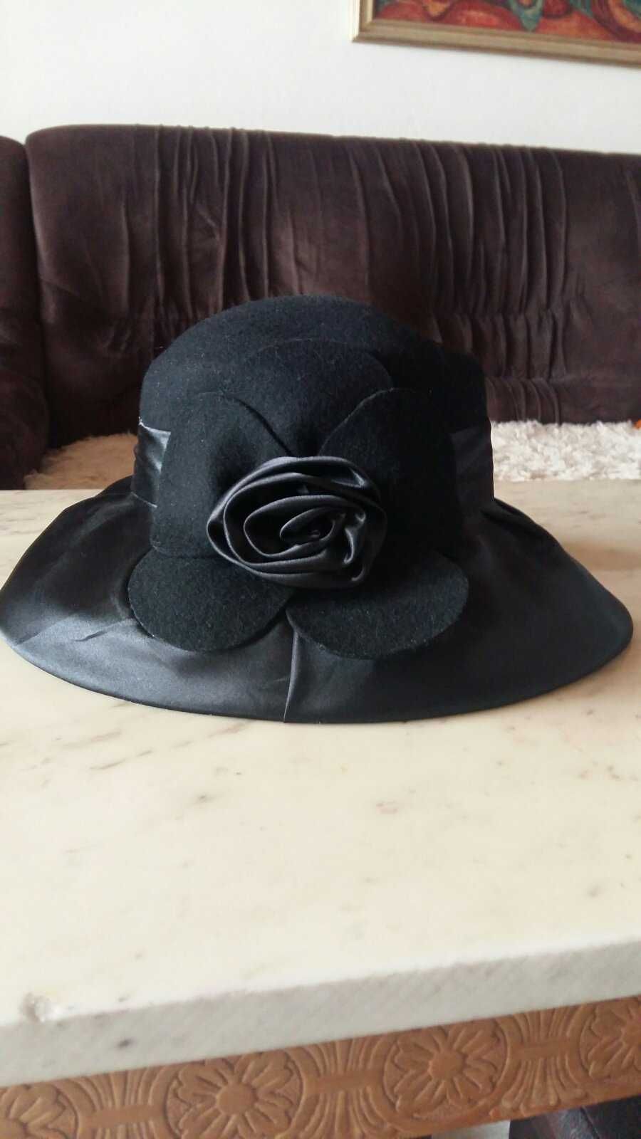 Нова черна шапка дамска от естествени материи