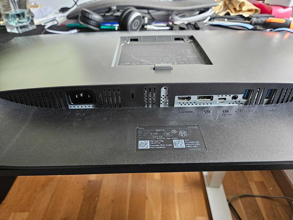 27' Dell 4k monitor U2720Q с жълта ивица