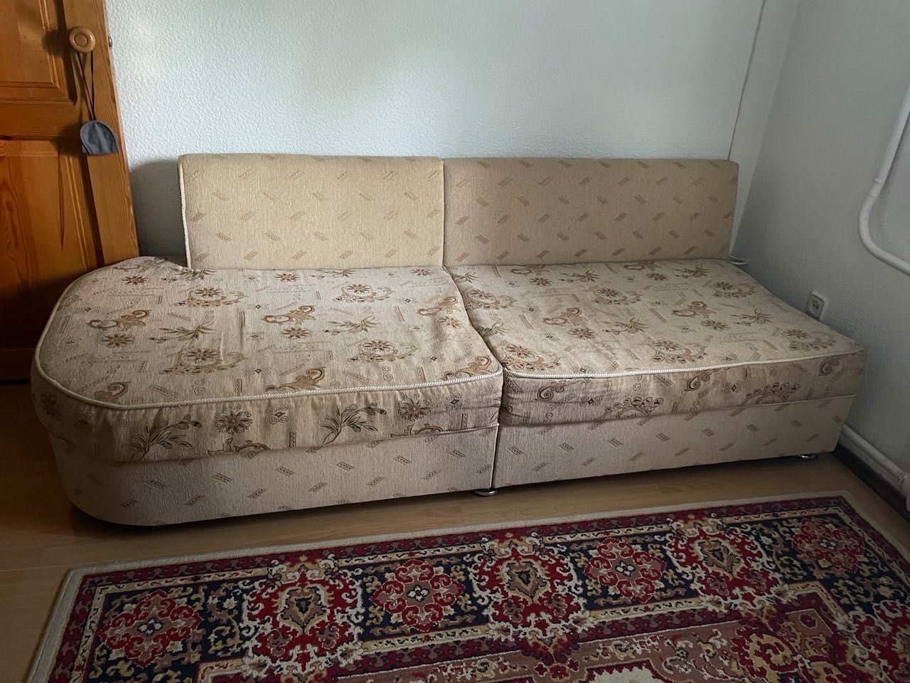 Диваны б/у (можно сделать уголок и использовать как кровати)