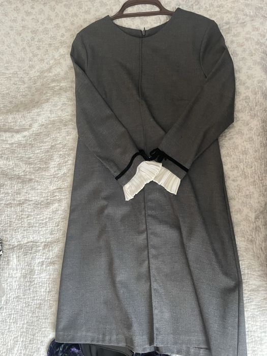 Деловое платье в сером цвете
