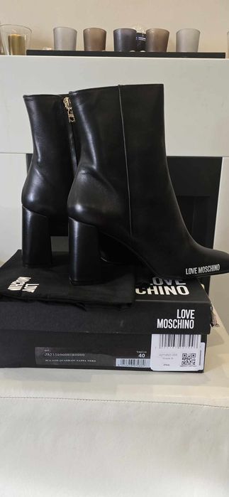 Love Moschino дамски боти ,41 номер