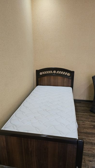 Односпальная кровать с матрасом