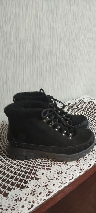 Продам натуральную зимнюю новую обувь один раз одевала за 25тыс