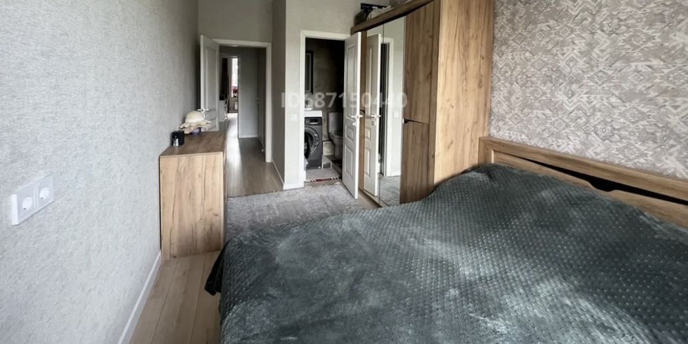 Кровать двухспальная и комод