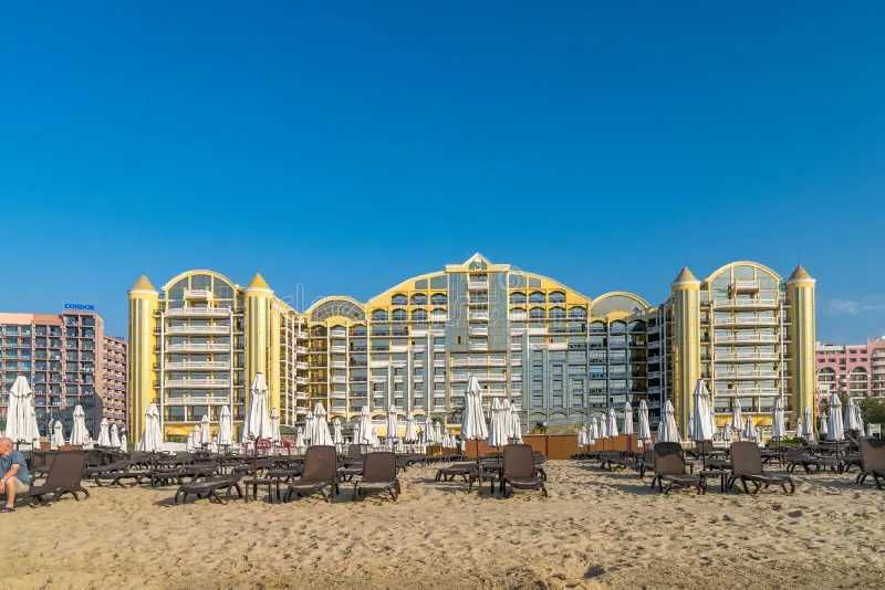 Страхотен нов тристаен апартамент на 100м от плажа