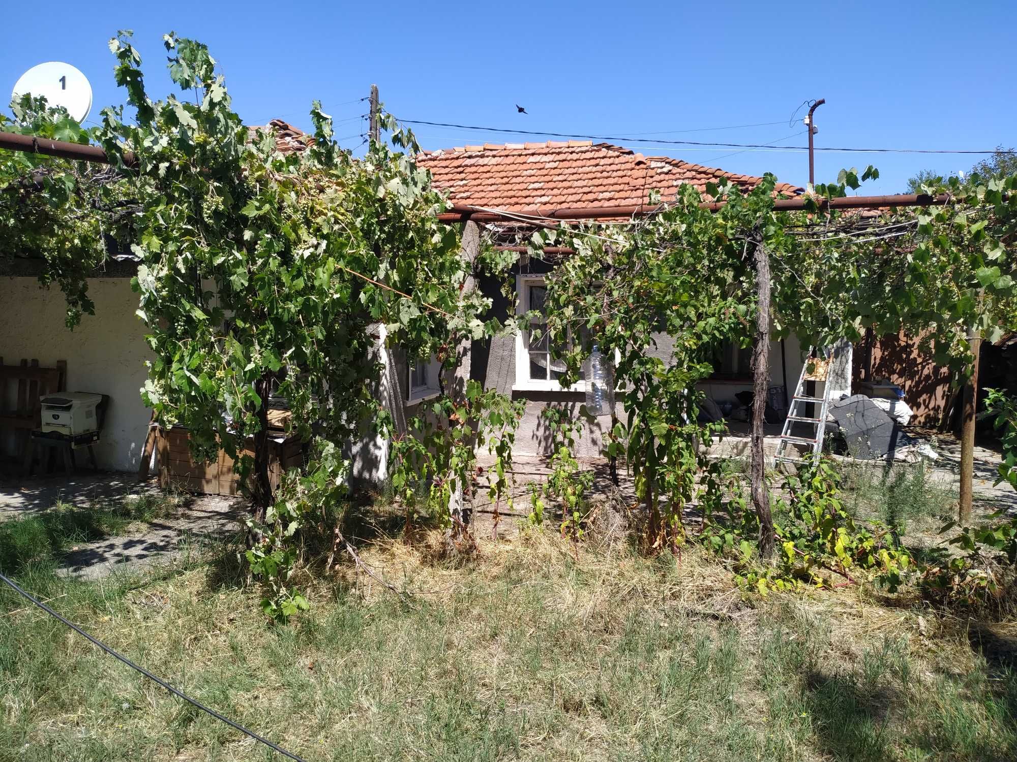 Продавам къща с дворно място и кладенец
