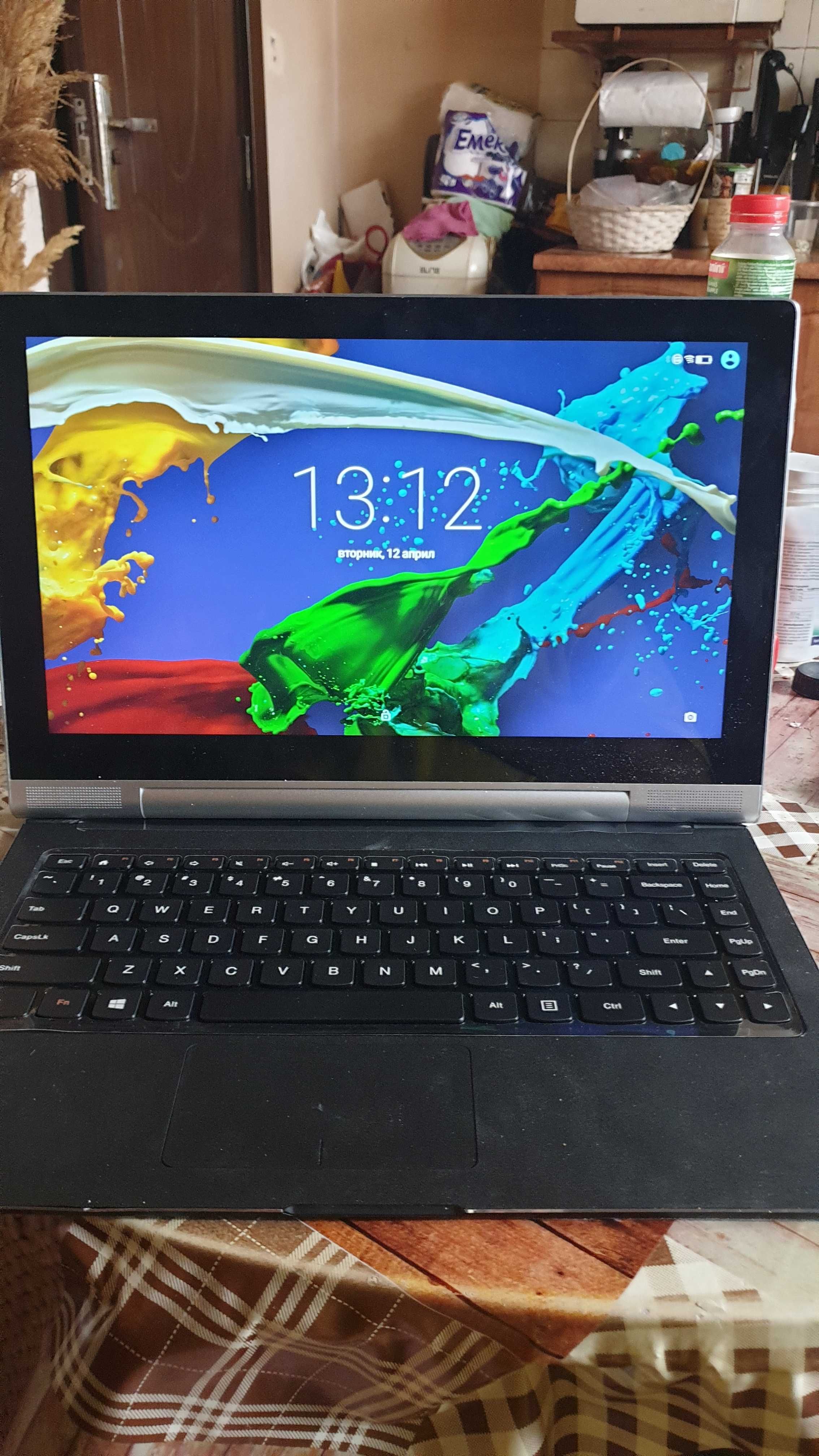 Lenovo Tab 2 Pro 13,3", с мултимедиен проектор и клавиатура.