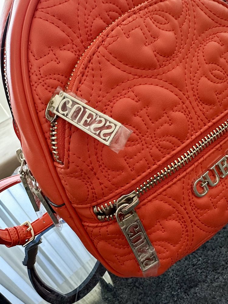 Кожена раничка Guess