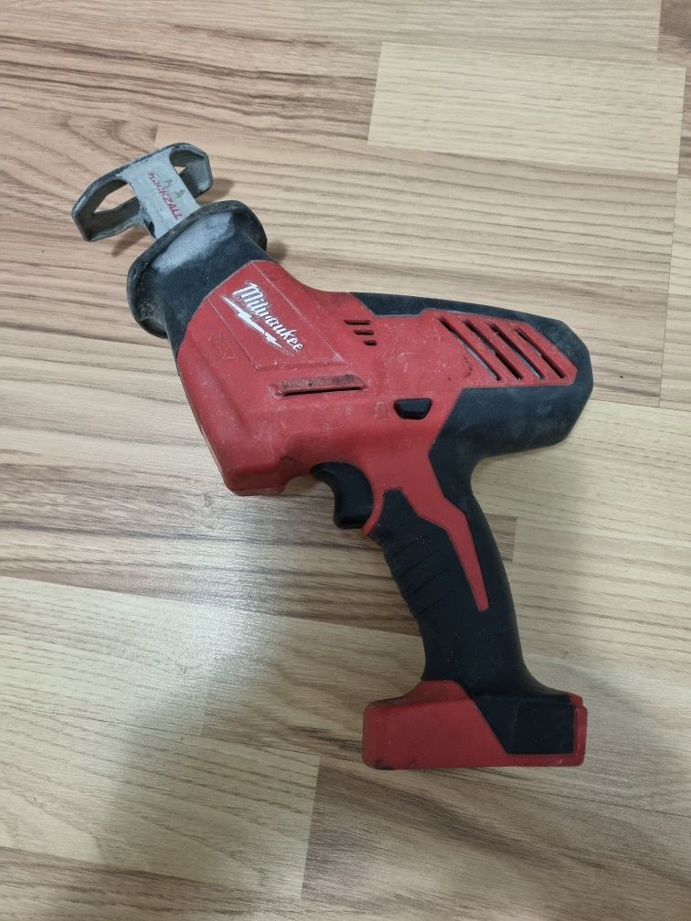 Vand fierăstrău milwaukee sabie m18