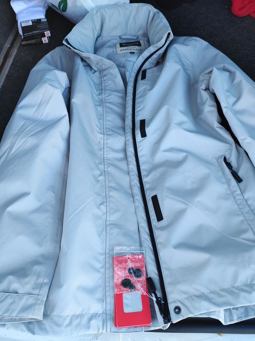 Vând geaca nou cu eticheta  dama Whater proof