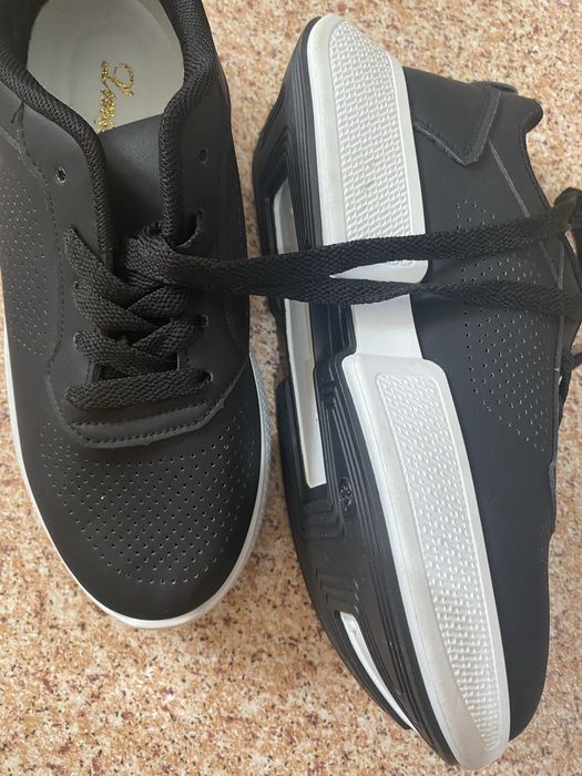 Срочно  продам  кроссовки  новые  женские. Безторг